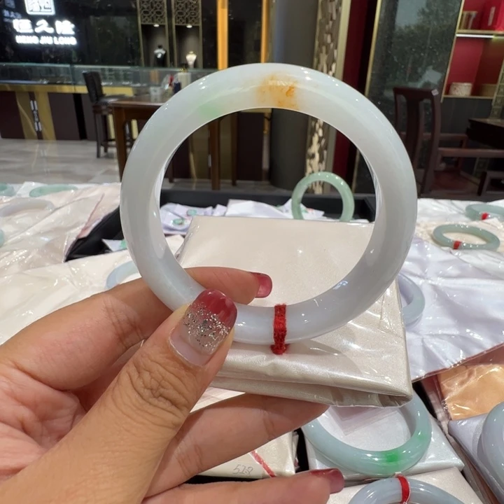 翡翠未镶嵌手镯飘黄翡56