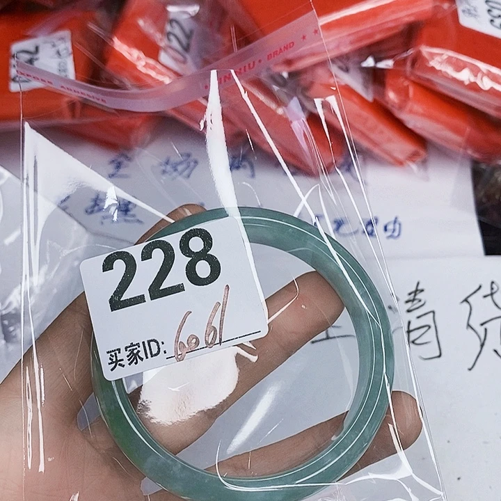 一***光翡翠未镶嵌手镯一图一物实物为准（微瑕处理）