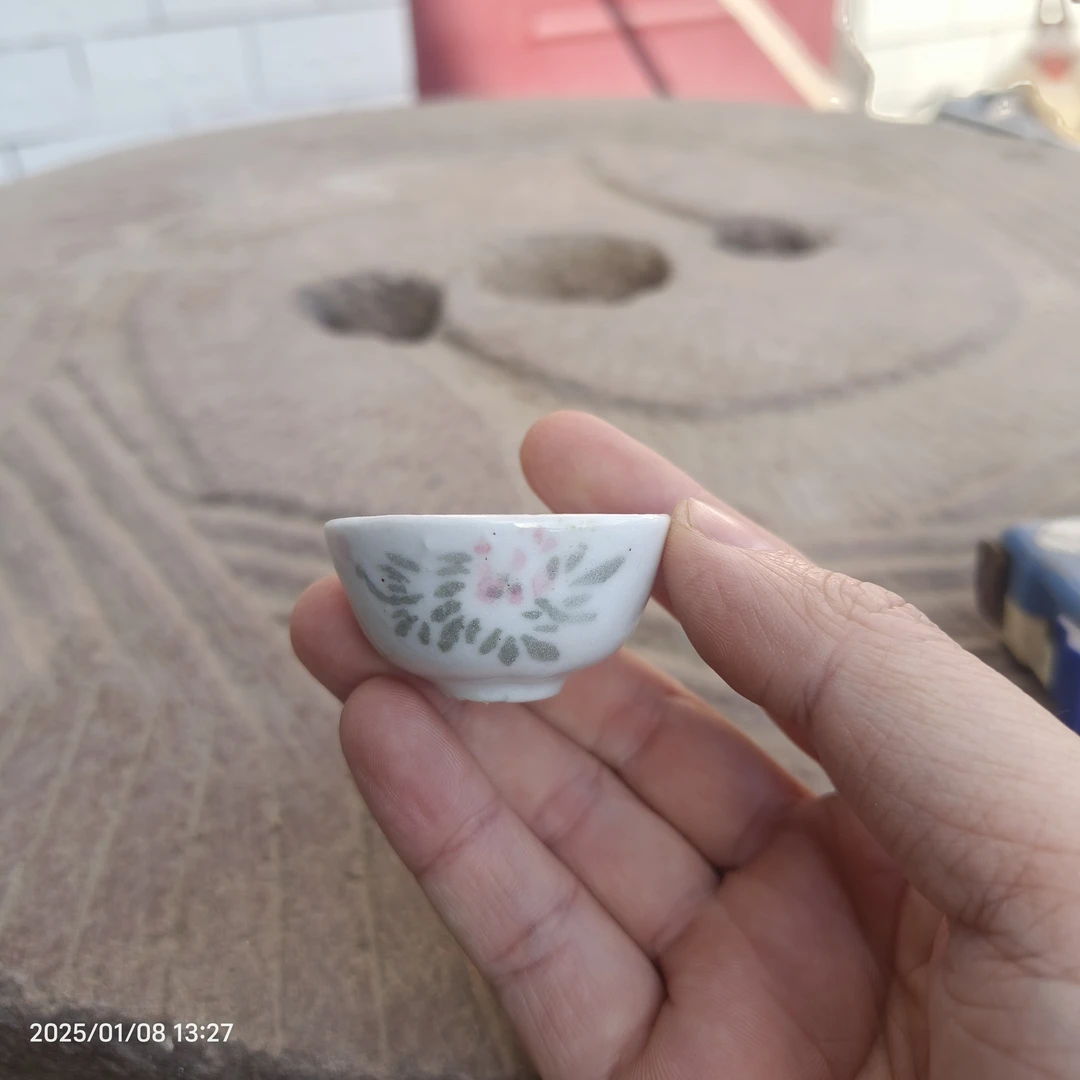 567粉彩手绘小酒盅，纯手工制作，比较粗糙，介意勿拍