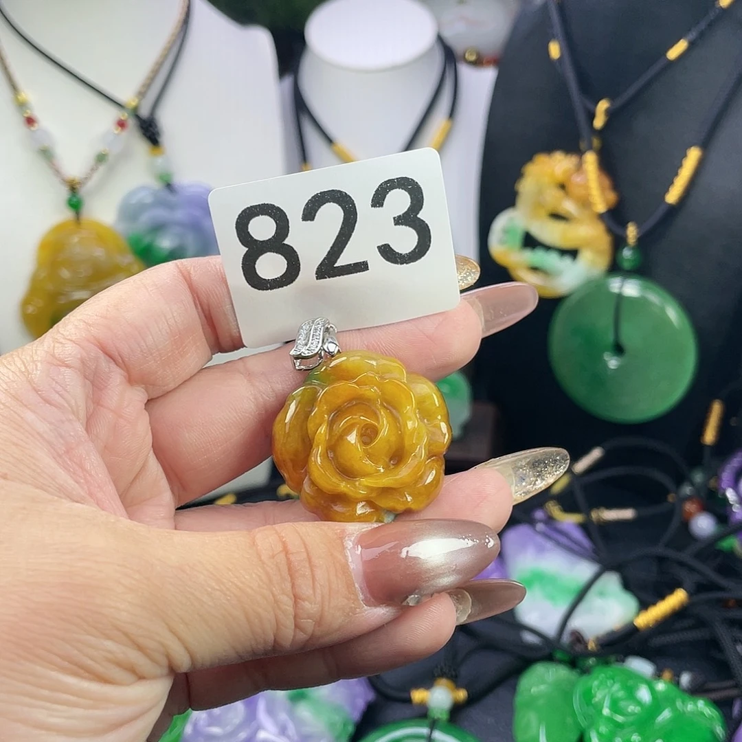 翡翠未镶嵌吊坠(赠链)