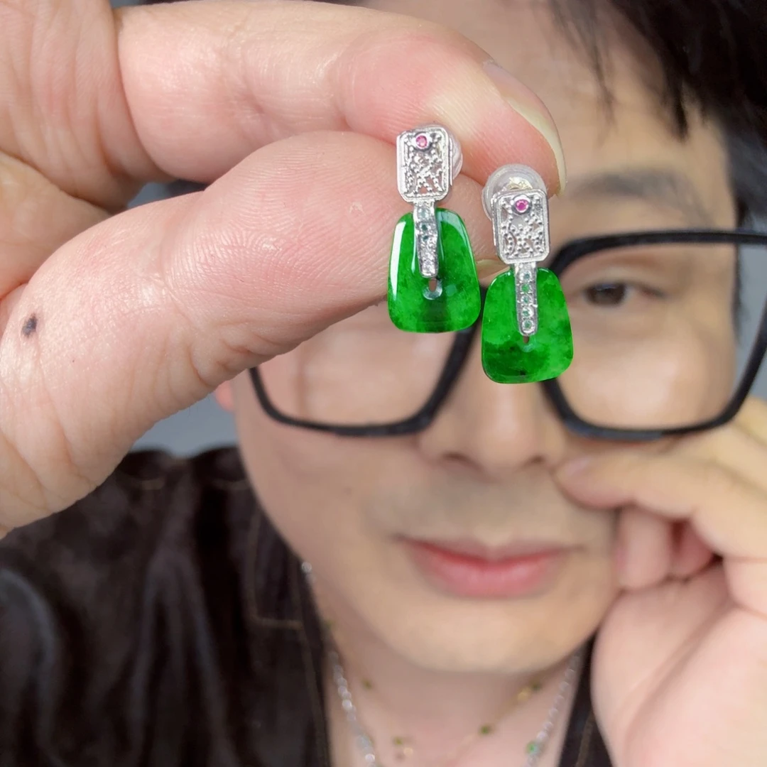 翡翠未镶嵌颈饰一对