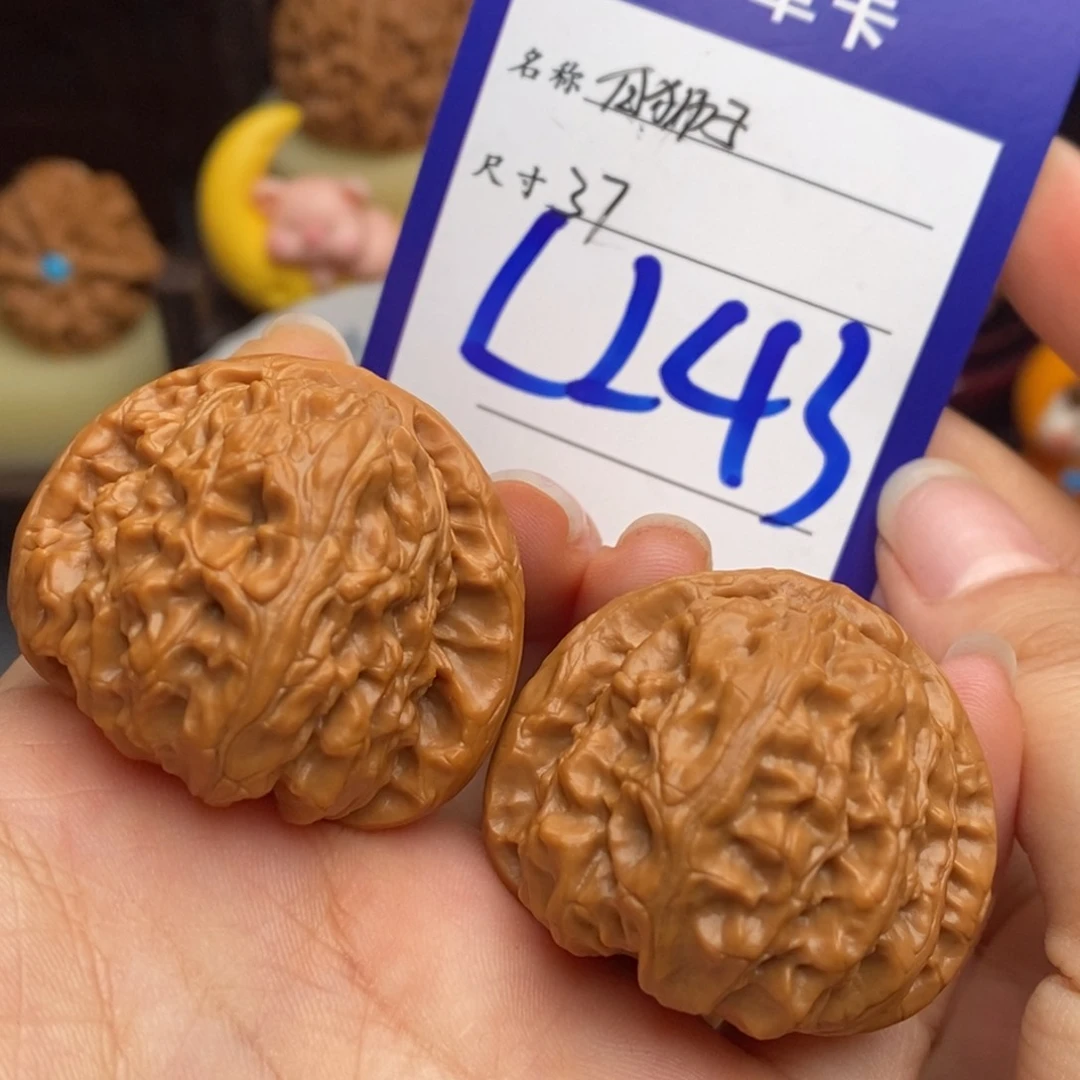 文玩核桃吊坠白狮子