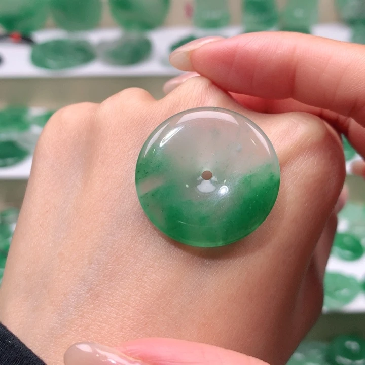 颈饰未镶嵌石英质玉