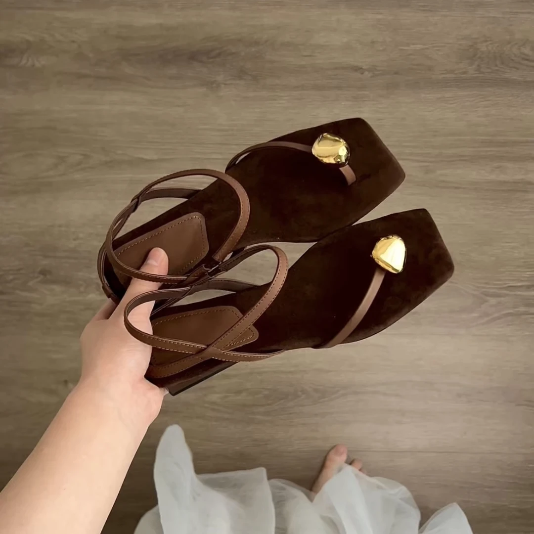 Dannyfrey夏季休闲度假风小众设计感金属扣夹趾时尚露趾凉拖1.5CM