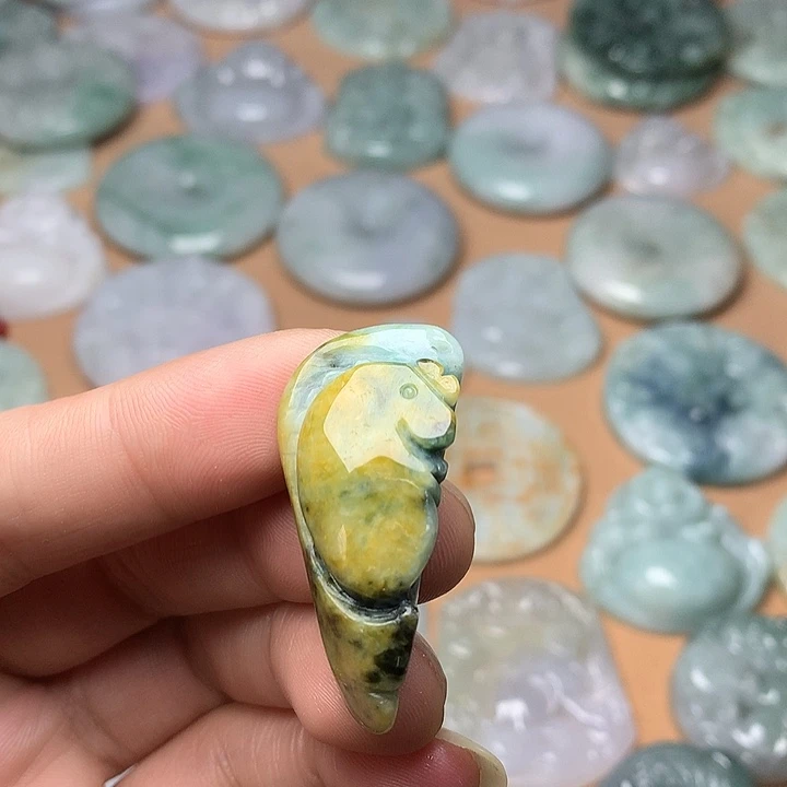 翡翠未镶嵌颈饰鱼