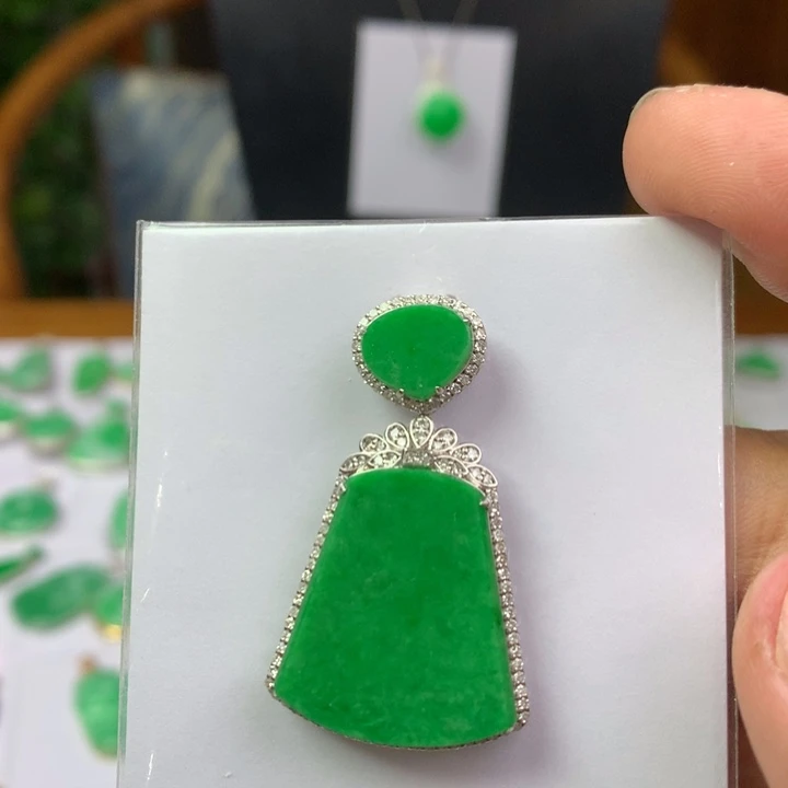 翡翠18K金镶嵌颈饰