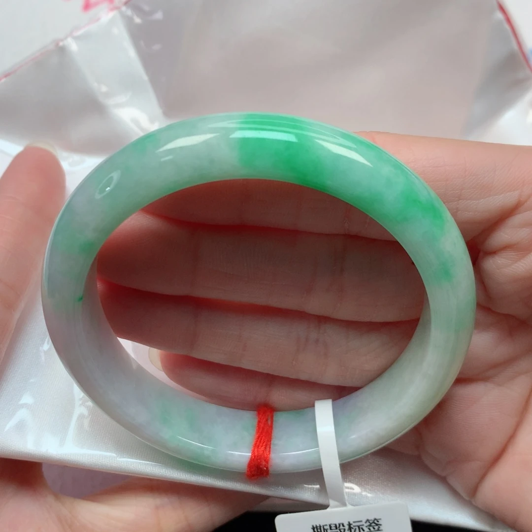 翡翠手镯未镶嵌57圈 特色