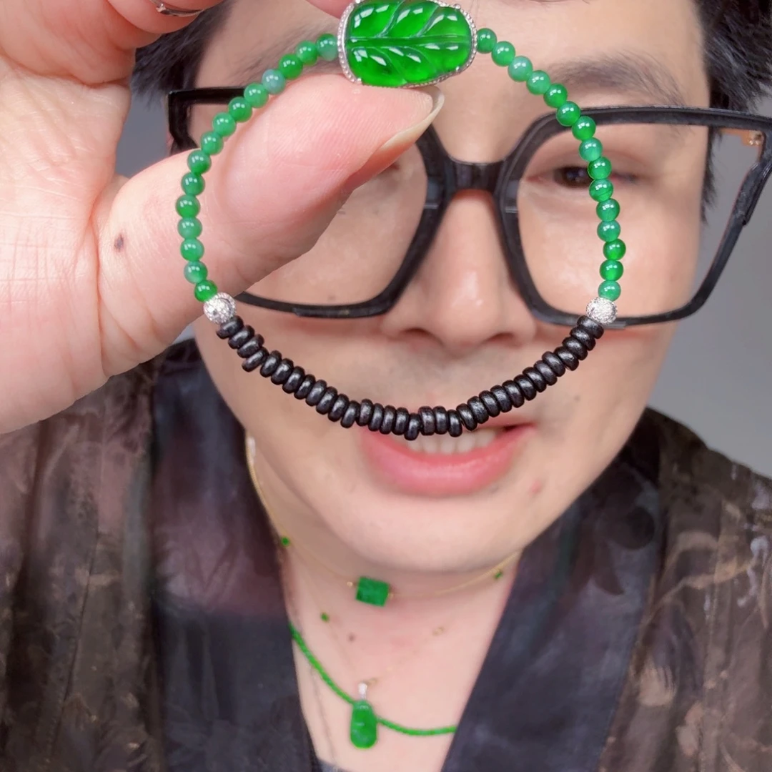 翡翠未镶嵌颈饰一件