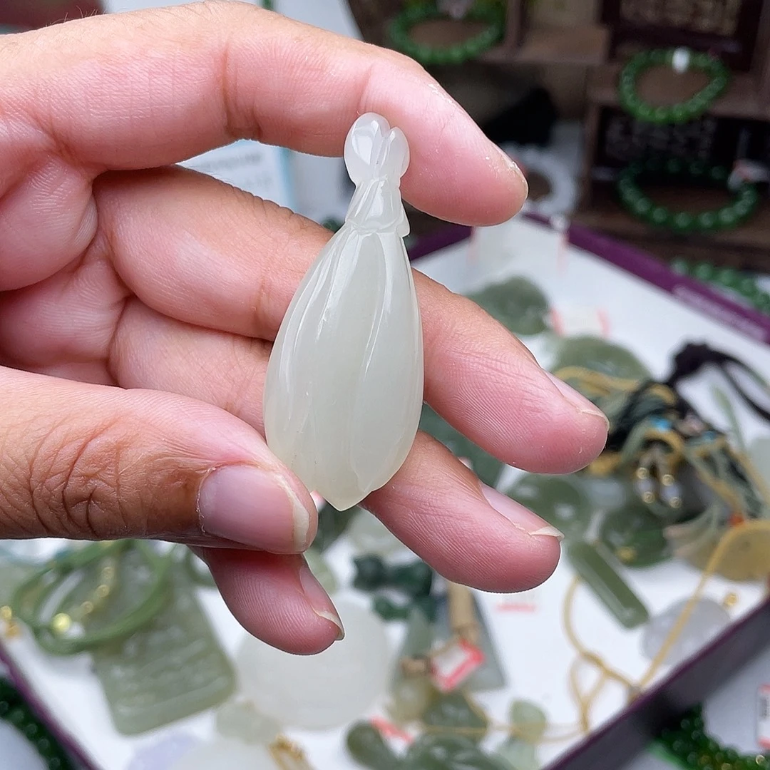和田玉未镶嵌颈饰白玉玉兰花