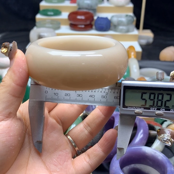 未镶嵌手镯石英质玉