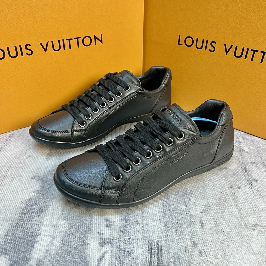 99新 Prada/普拉达 黑色皮革面侧边Logo休闲板鞋/41.5欧