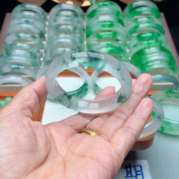 爱***桌石英质玉未镶嵌手镯