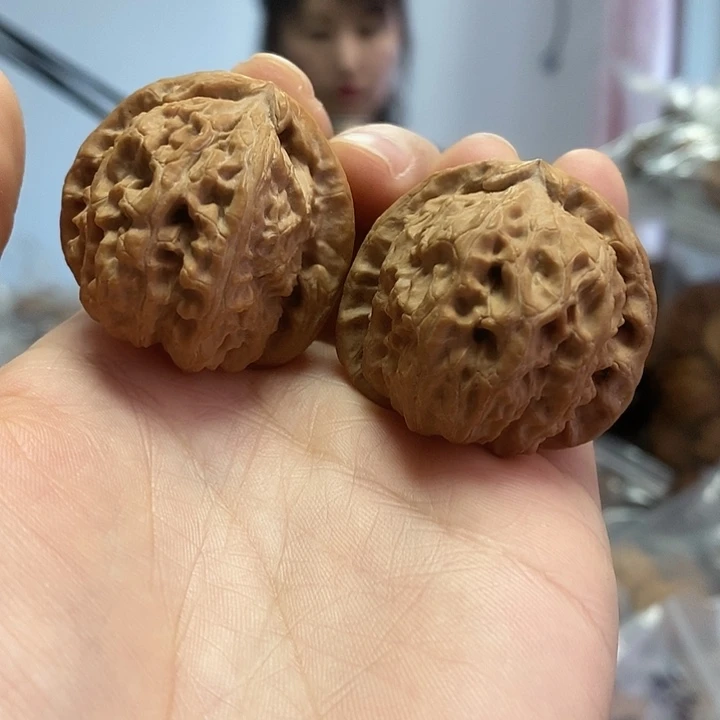 文玩核桃把件36.5白狮子老树