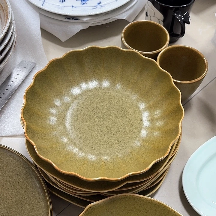 8寸菊花深盘茶叶末。