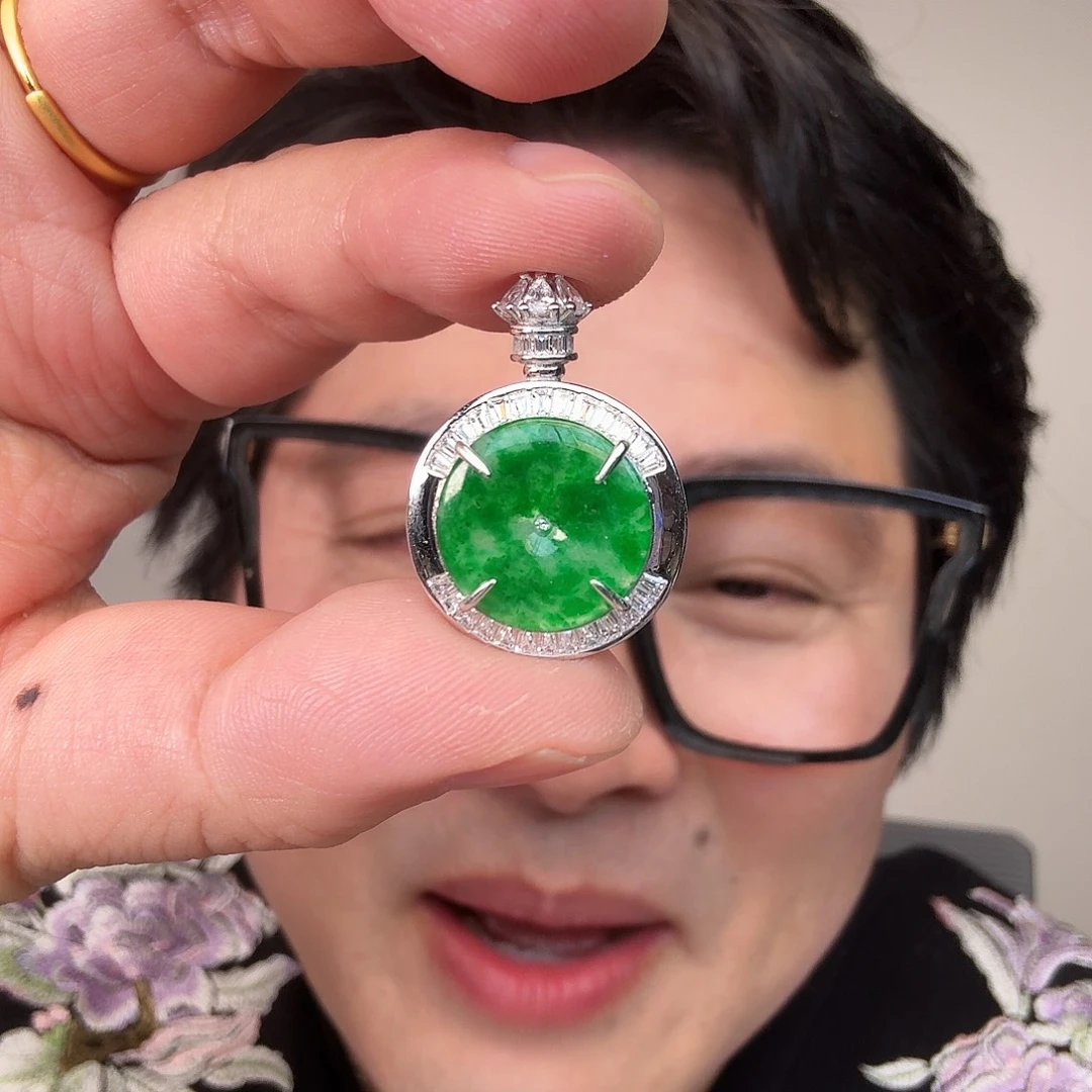 翡翠未镶嵌颈饰一件