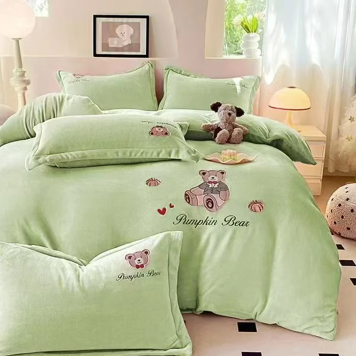 卡通小熊加厚纯色牛奶绒绣花四件宝宝绒轻奢双面绒床裙款家用