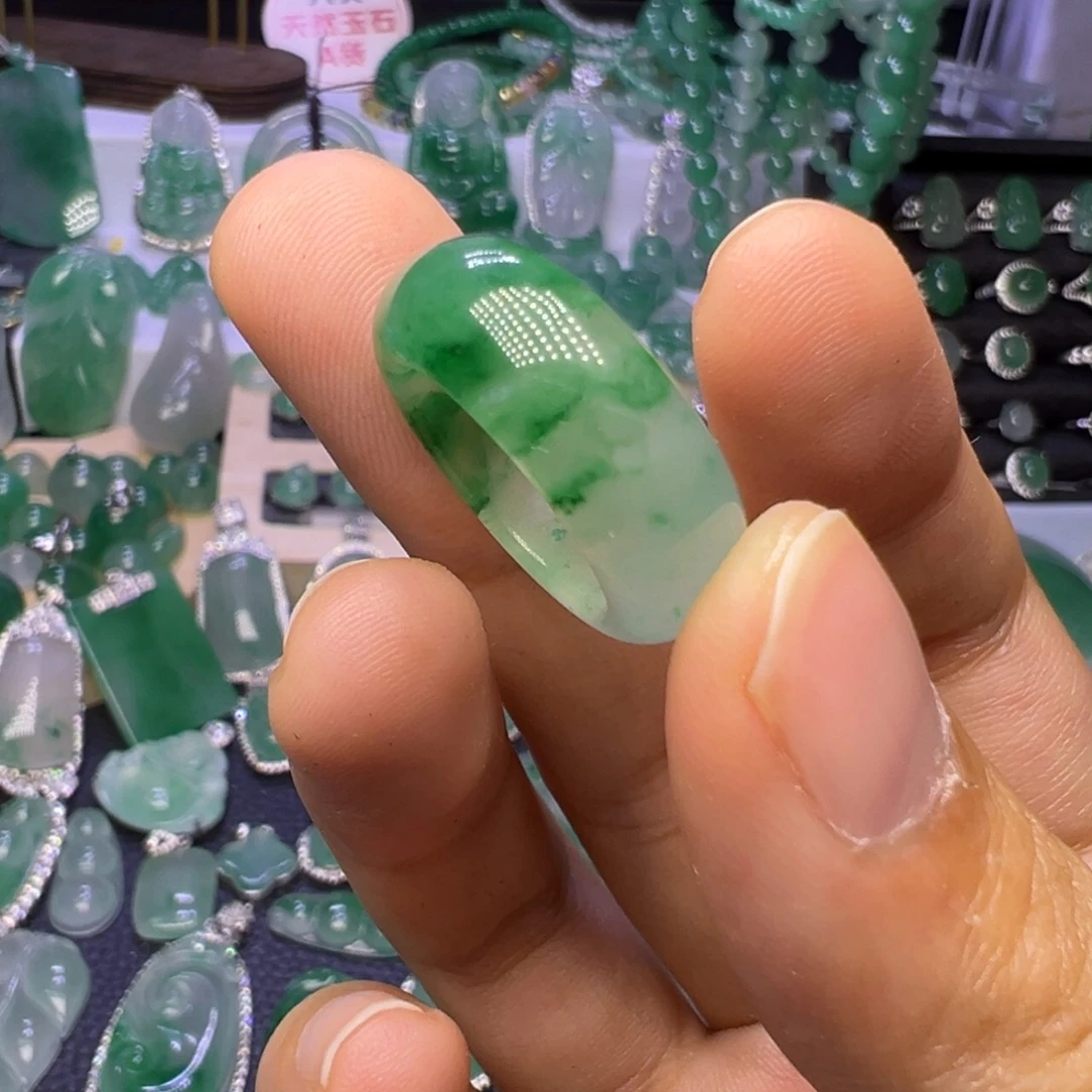 石英质玉（非洲翠）未镶嵌颈饰