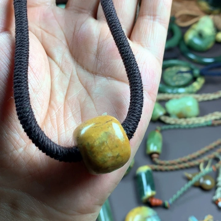 吊坠(赠链)未镶嵌岫岩河磨玉（透闪石质玉）