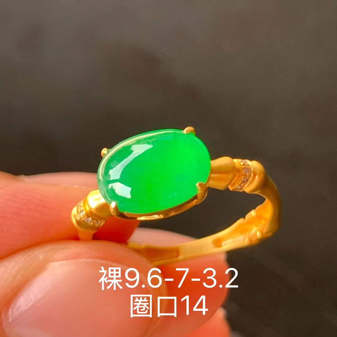冰绿蛋面天然翡翠戒指 镶嵌精致 女生配饰