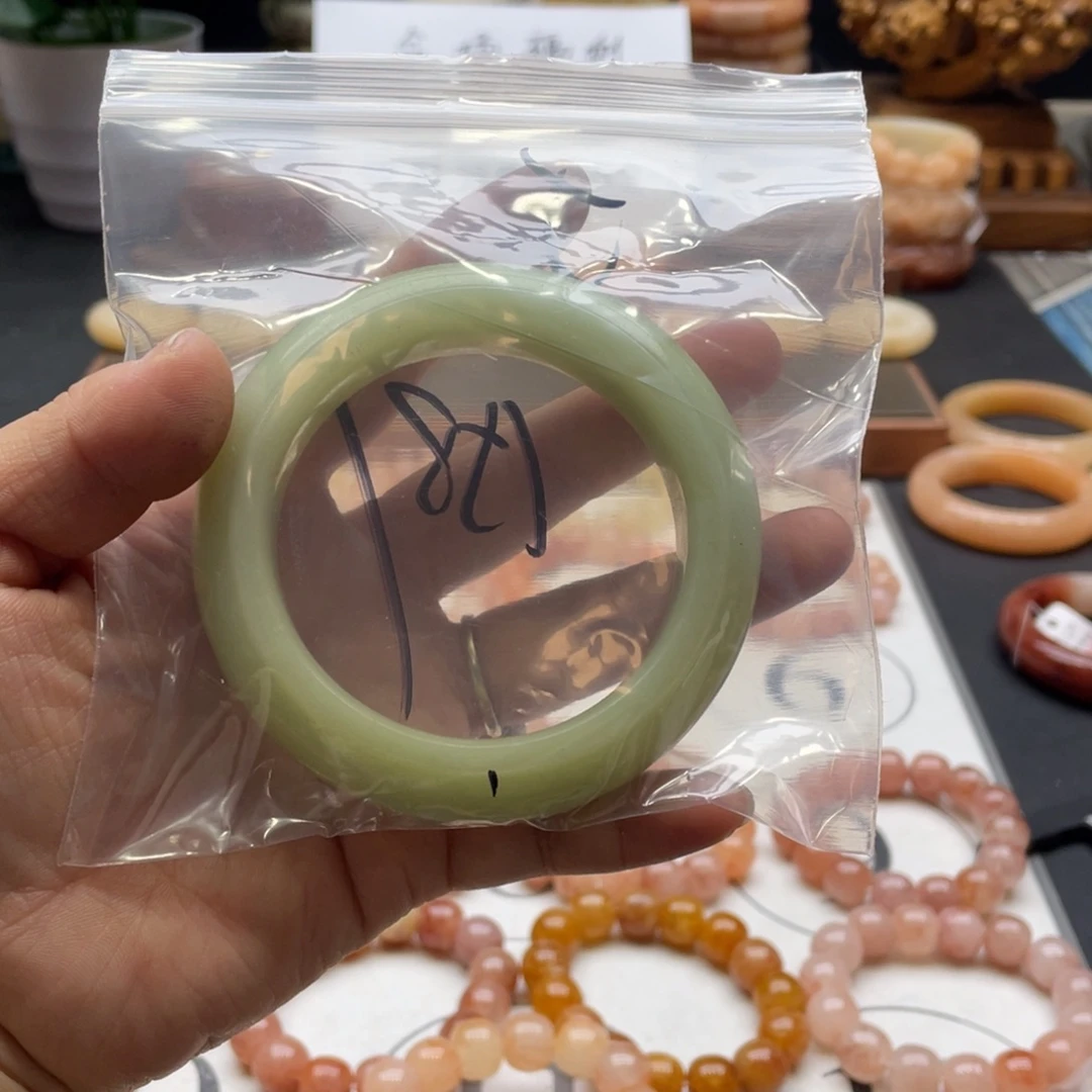 我***呢石英岩玉未镶嵌手镯