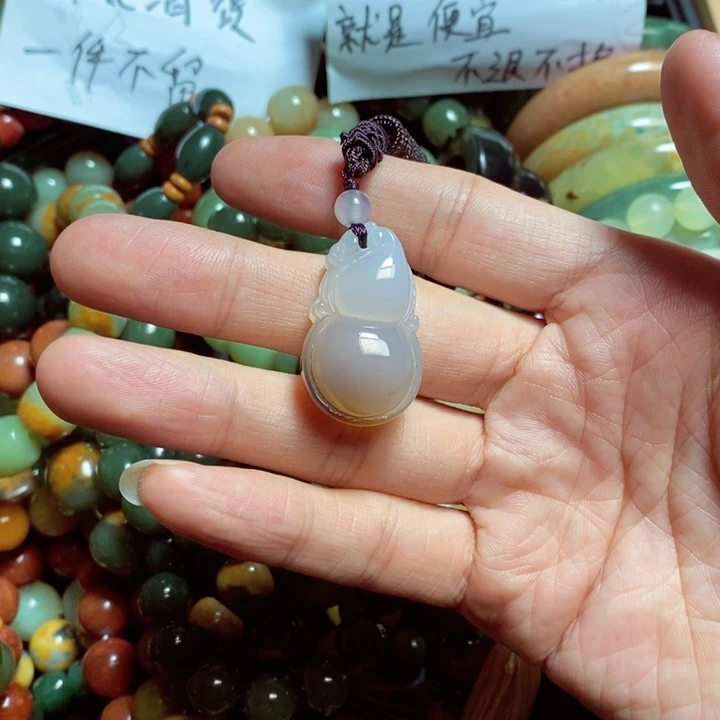 蛇纹石玉颈饰合金