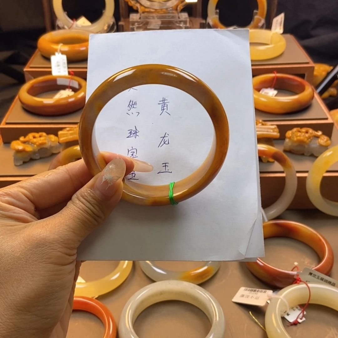 顺***娘石英质玉（黄龙玉）未镶嵌手镯阳阳