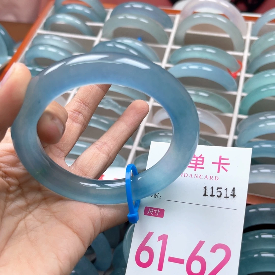 小***哥石英岩玉手镯未镶嵌