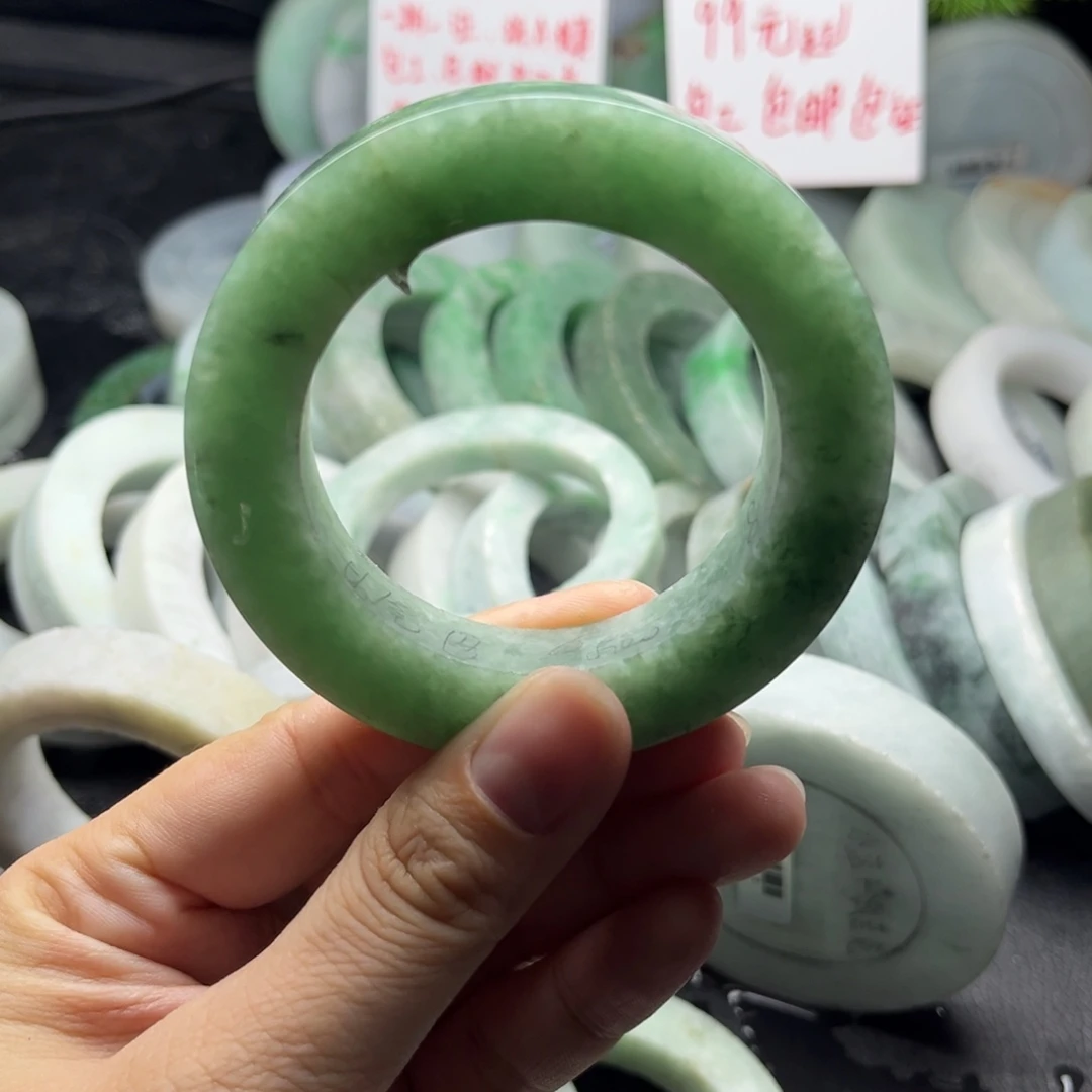 未镶嵌翡翠手镯定制翡翠