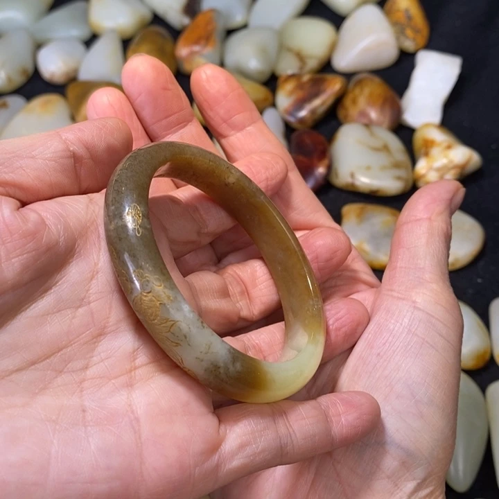 和田玉未镶嵌把件