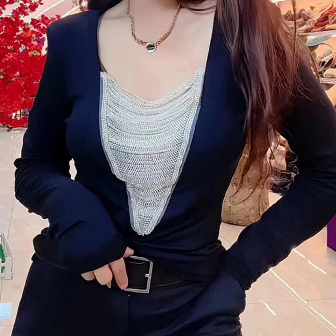 【月姐家】韩版时尚V领镂空上衣女时尚洋气时髦轻奢高级感打底衫