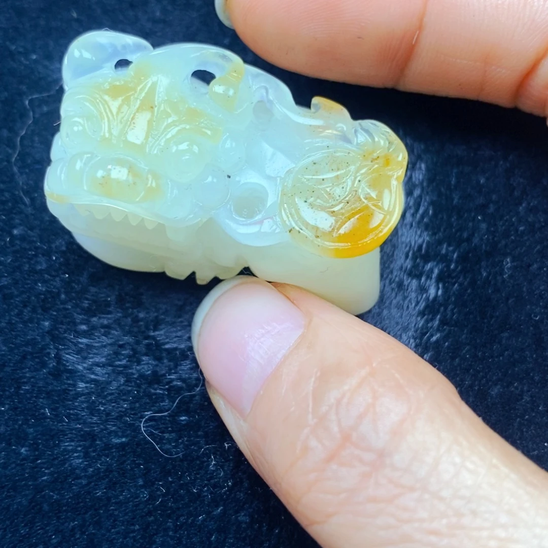 未镶嵌石英质玉（黄龙玉）颈饰