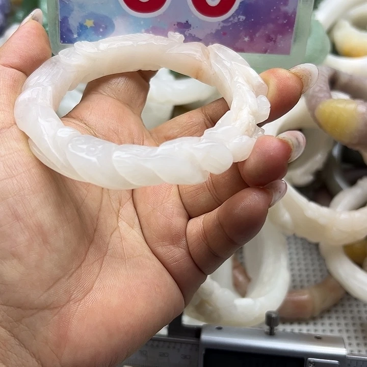 未镶嵌手镯石英岩玉