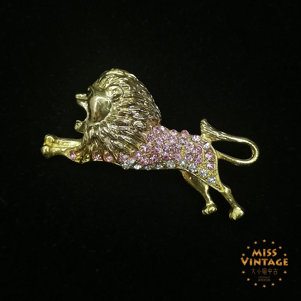 粉色吼狮胸针[2502041-015]