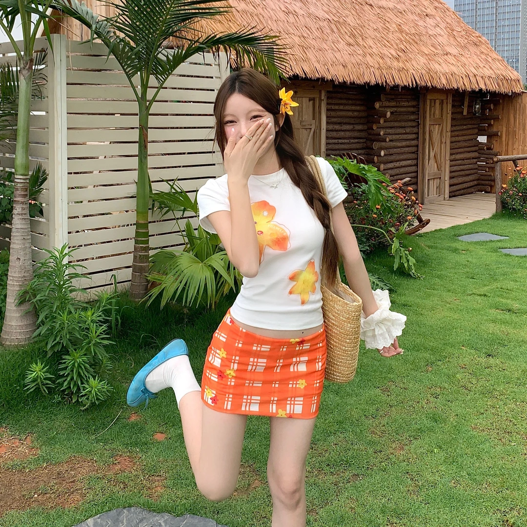 夏日多巴胺oodt穿搭一整套修身短袖独特漂亮上衣碎花短裙两件套女