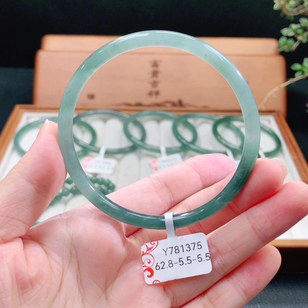 翡翠手镯（圆镯）未镶嵌