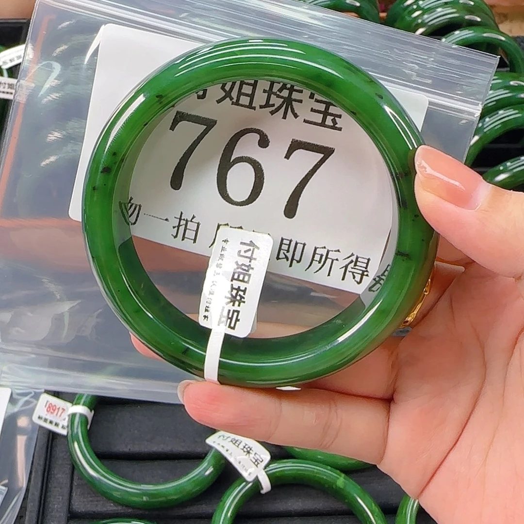 颈饰未镶嵌和田玉手镯64 767