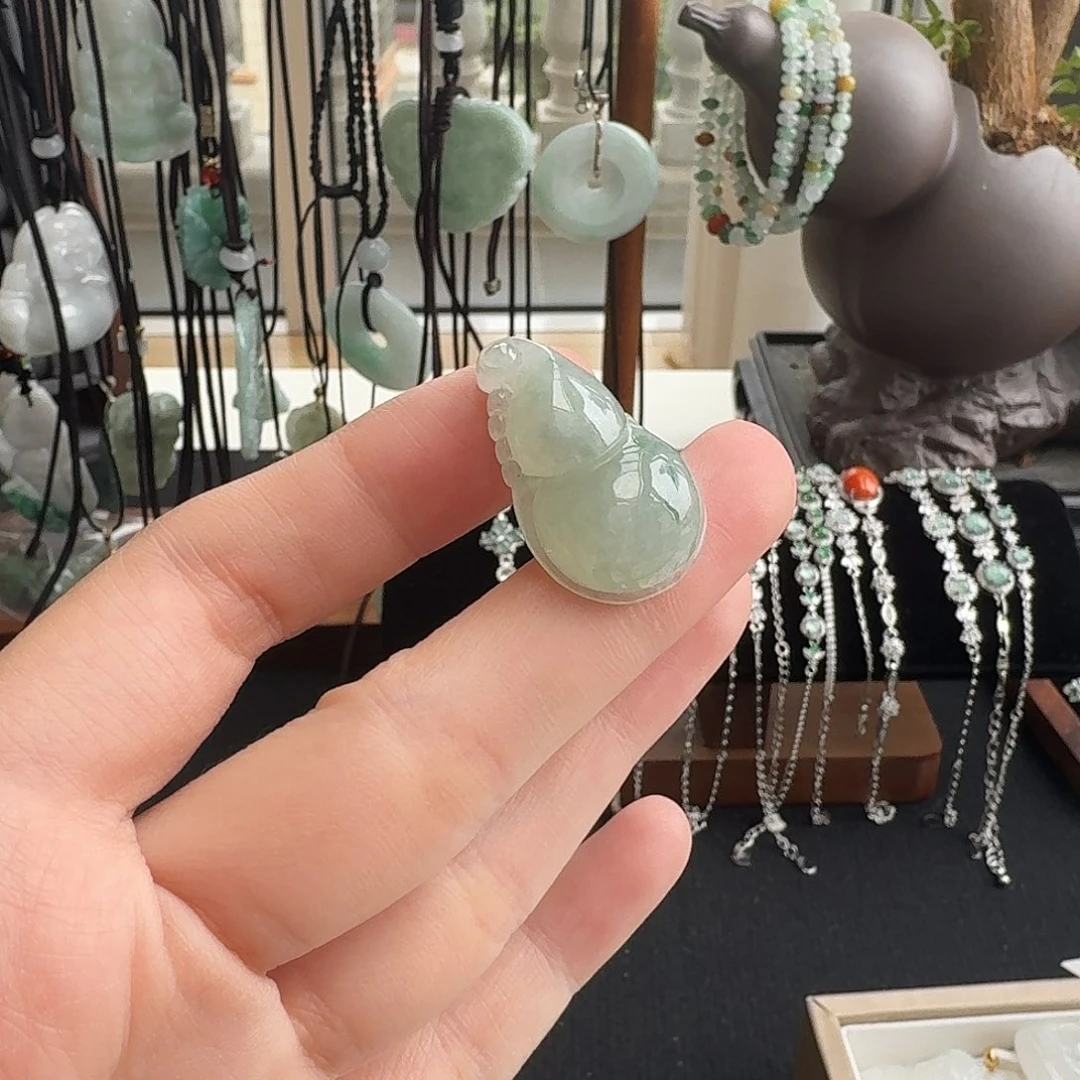 翡翠未镶嵌颈饰葫芦