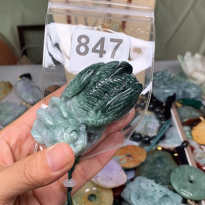 翡翠未镶嵌颈饰群**锋翡翠