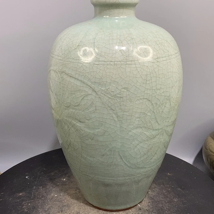 龙泉窑梅瓶造型美观