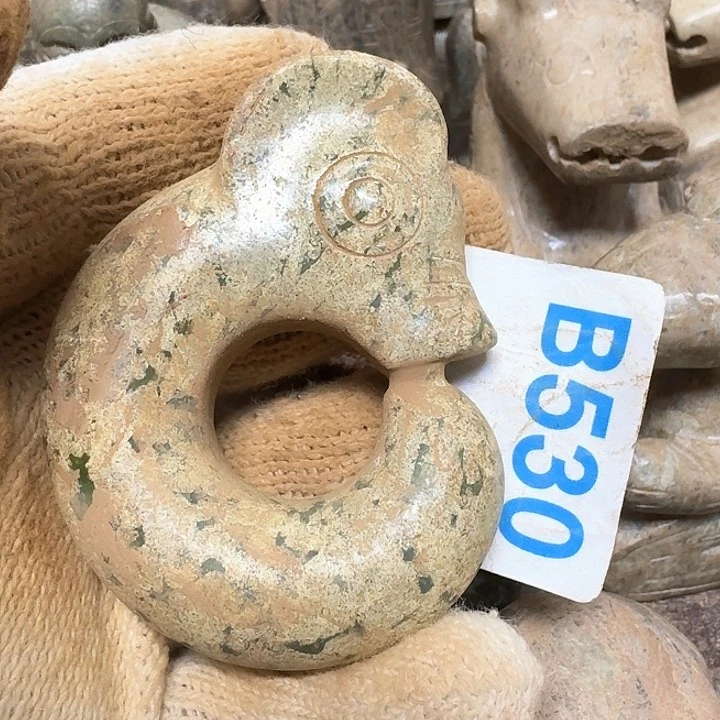 蛇纹石玉颈饰未镶嵌