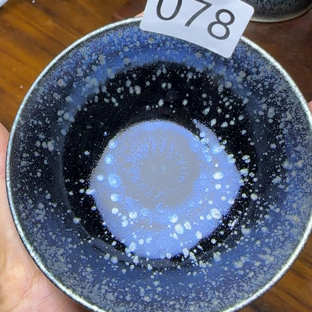 茶盏玲珑剔透的建盏