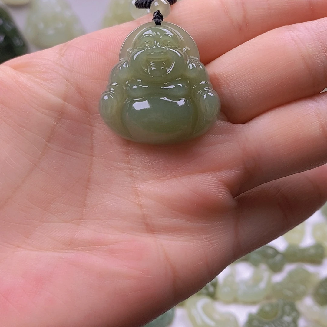 小***静和田玉未镶嵌颈饰