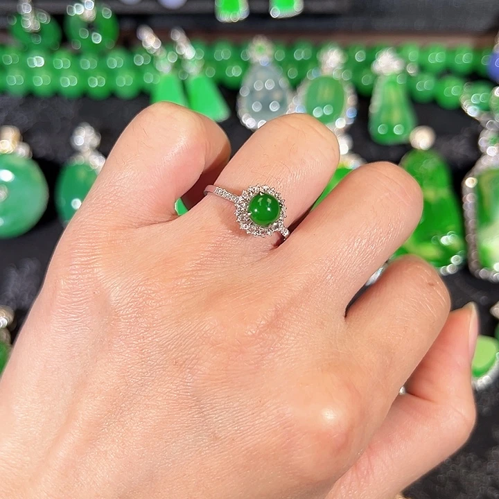 翡翠18K金镶嵌颈饰吊坠