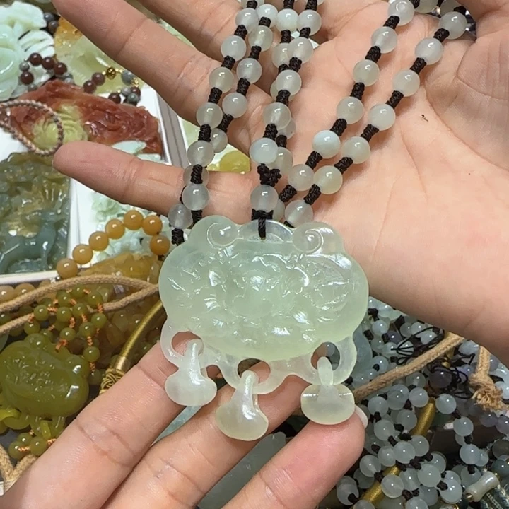 蛇纹石玉未镶嵌吊坠