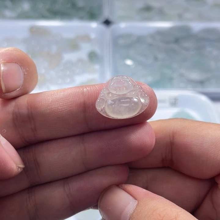 翡翠未镶嵌颈饰佛