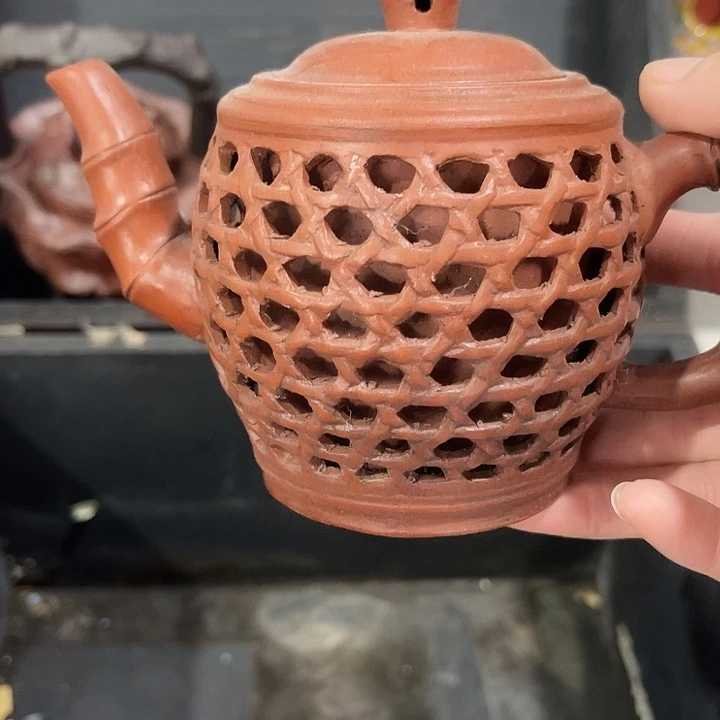 茶壶紫泥原矿泥料手工制作的一把紫砂壶。
