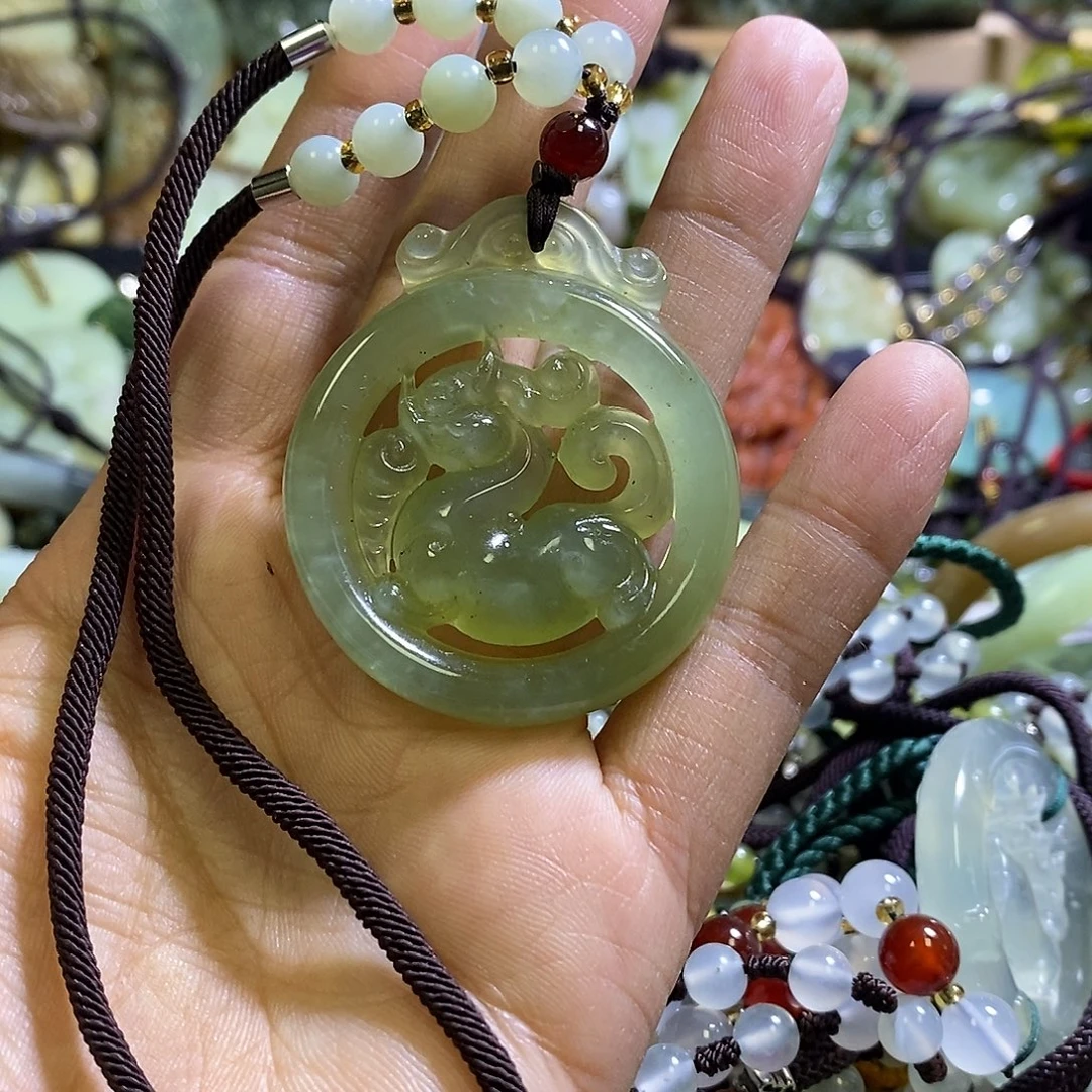 岫玉未镶嵌颈饰一个