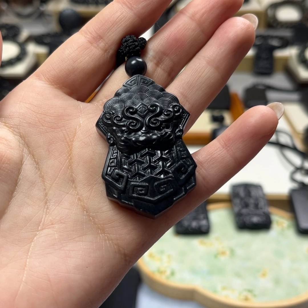 和田玉（墨玉）未镶嵌颈饰带裂