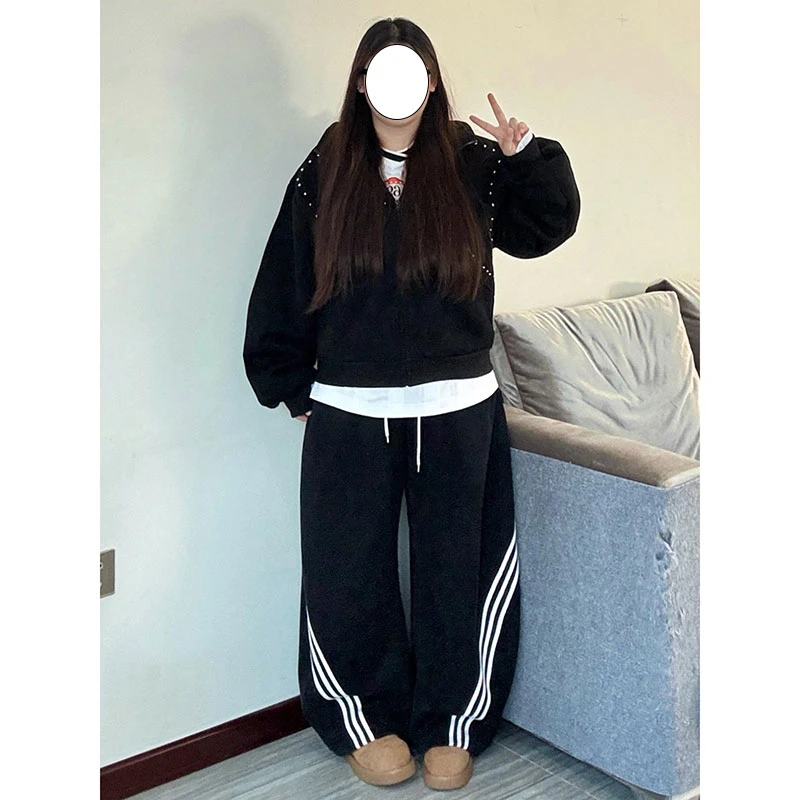 特大码美式三条杠运动卫裤女秋季胖mm宽松显瘦梨形身材阔腿弯刀裤