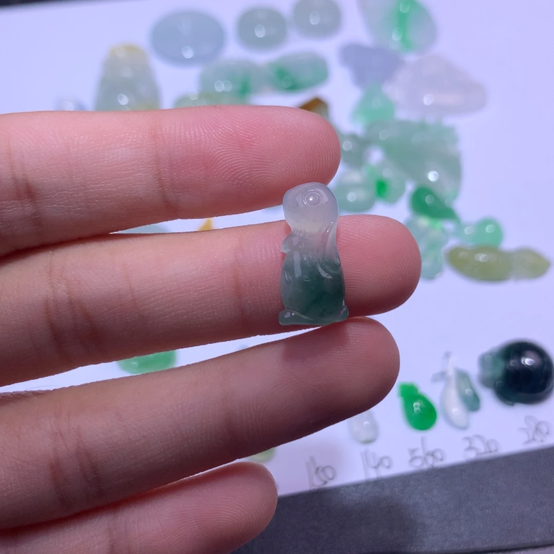 翡翠未镶嵌挂件兔子